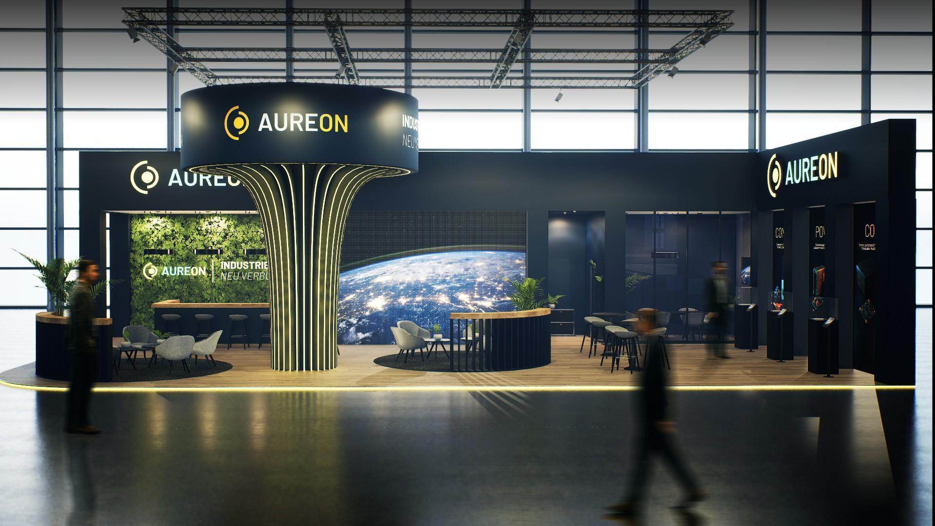 Messestand mit umlaufendem Deckenbanner und beleuchteten Produktflächen